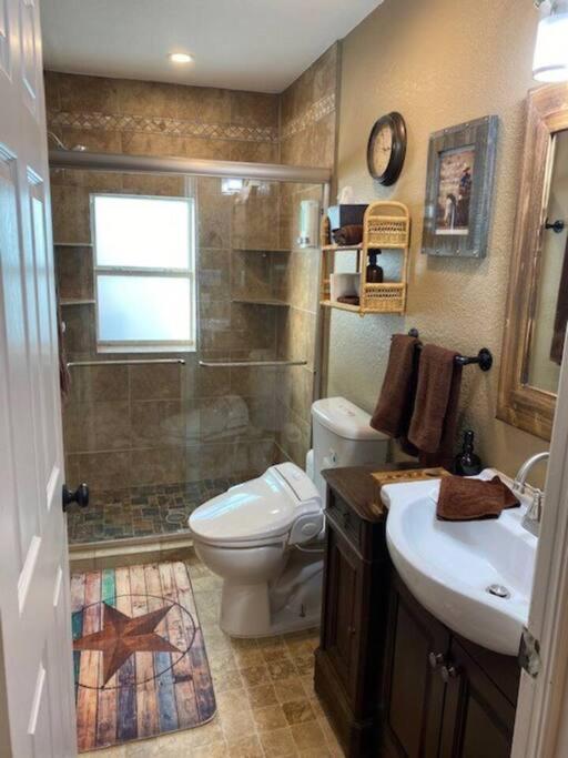 Stockyards!-1 Block Away ! Cowboy Cottage Sleeps 9 Fort Worth Buitenkant foto