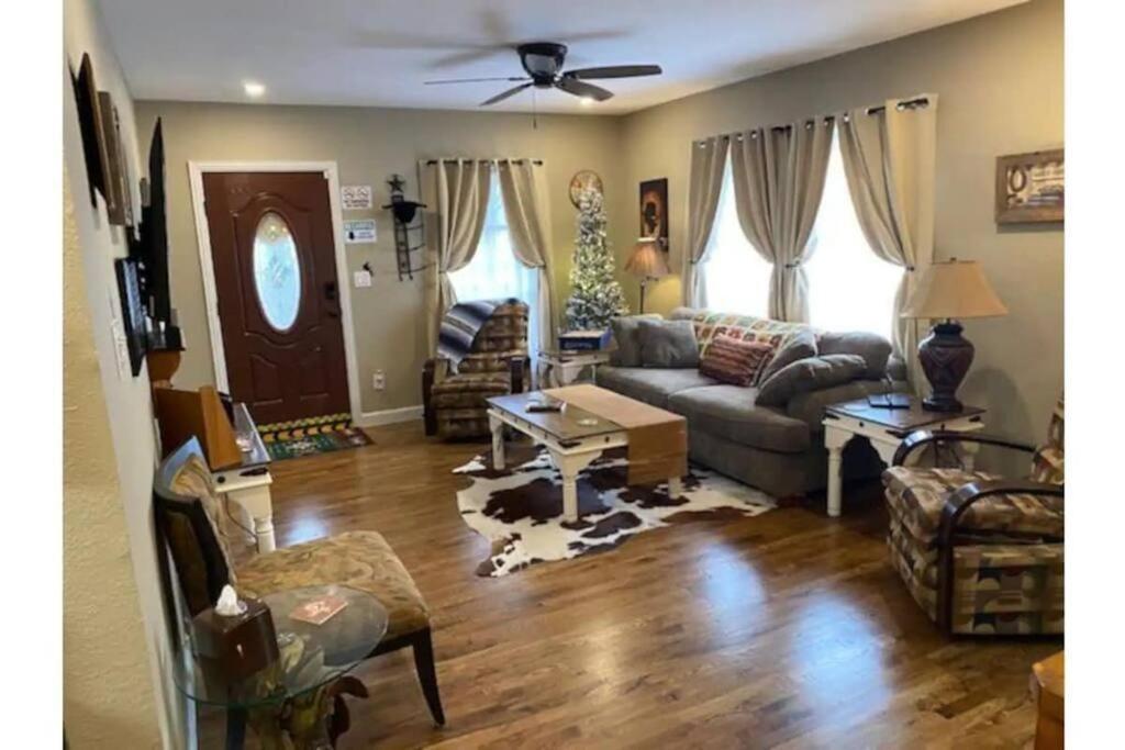 Stockyards!-1 Block Away ! Cowboy Cottage Sleeps 9 Fort Worth Buitenkant foto