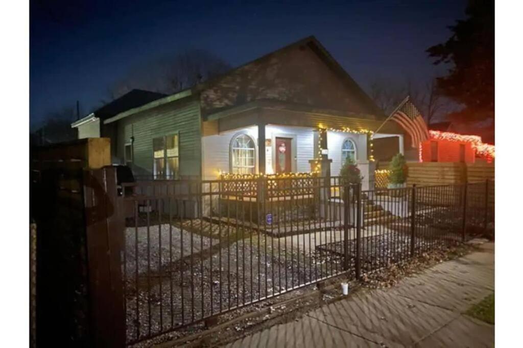Stockyards!-1 Block Away ! Cowboy Cottage Sleeps 9 Fort Worth Buitenkant foto