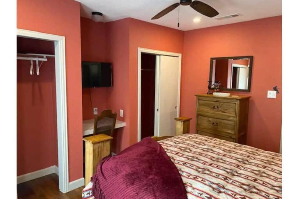Stockyards!-1 Block Away ! Cowboy Cottage Sleeps 9 Fort Worth Buitenkant foto