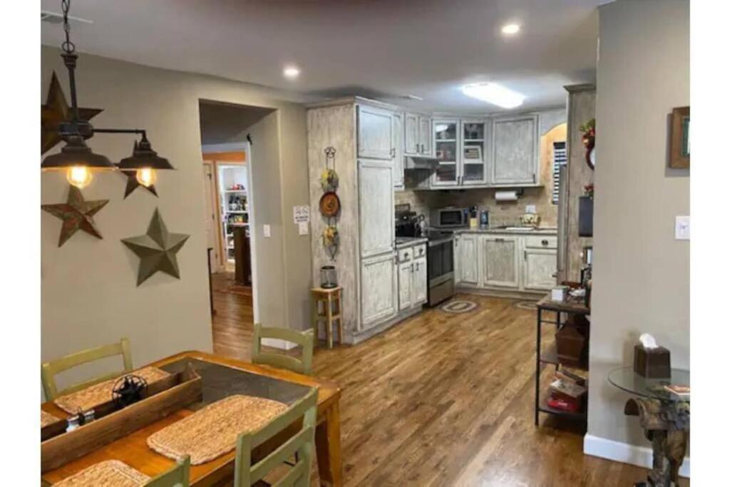 Stockyards!-1 Block Away ! Cowboy Cottage Sleeps 9 Fort Worth Buitenkant foto