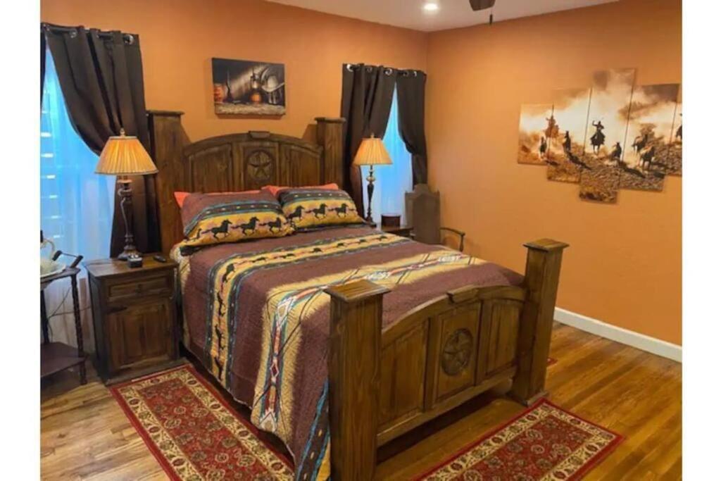 Stockyards!-1 Block Away ! Cowboy Cottage Sleeps 9 Fort Worth Buitenkant foto