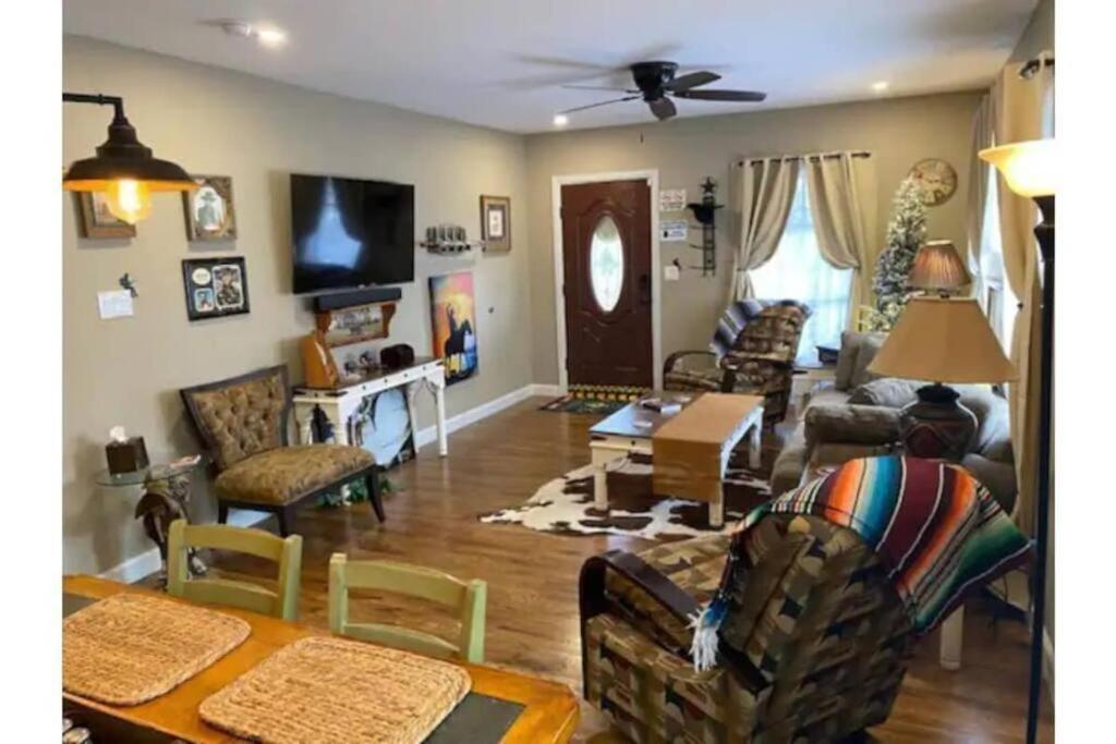 Stockyards!-1 Block Away ! Cowboy Cottage Sleeps 9 Fort Worth Buitenkant foto