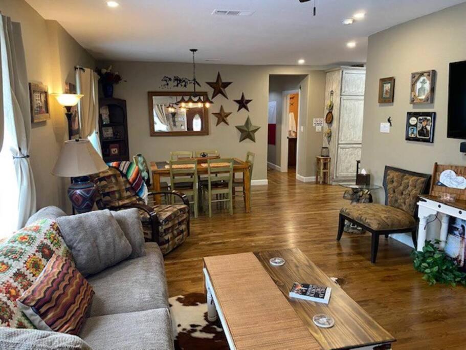 Stockyards!-1 Block Away ! Cowboy Cottage Sleeps 9 Fort Worth Buitenkant foto