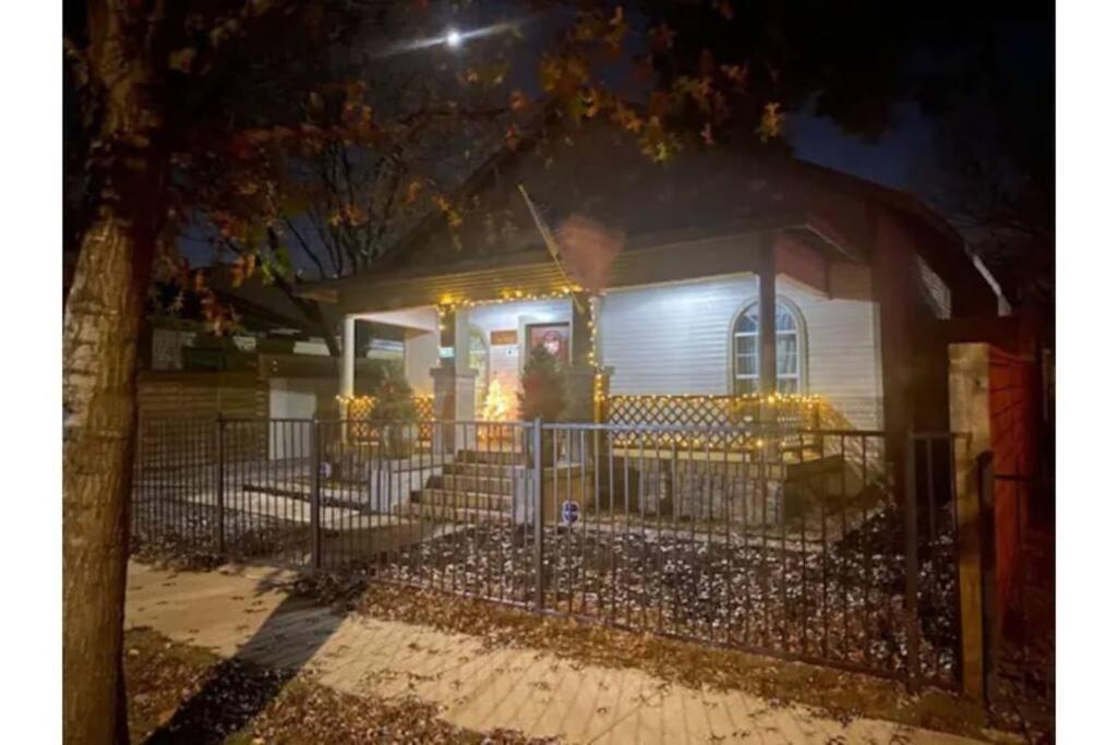 Stockyards!-1 Block Away ! Cowboy Cottage Sleeps 9 Fort Worth Buitenkant foto
