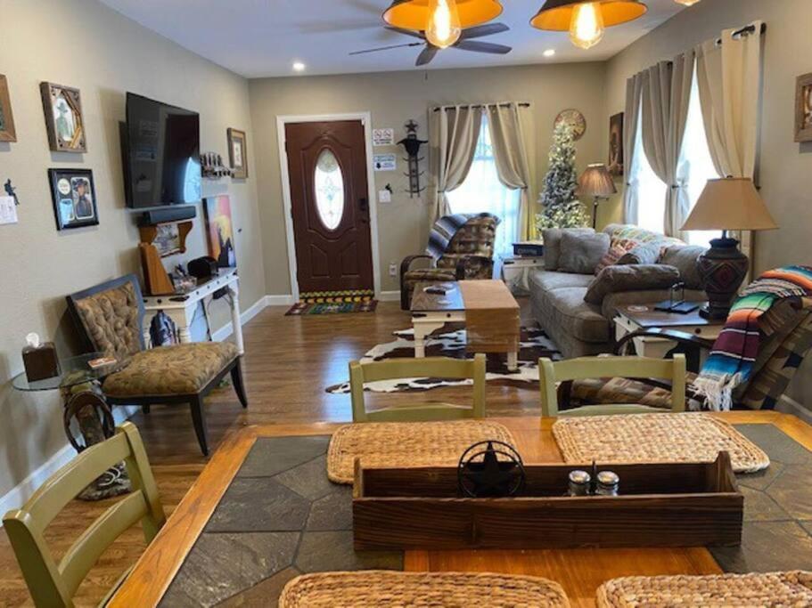 Stockyards!-1 Block Away ! Cowboy Cottage Sleeps 9 Fort Worth Buitenkant foto